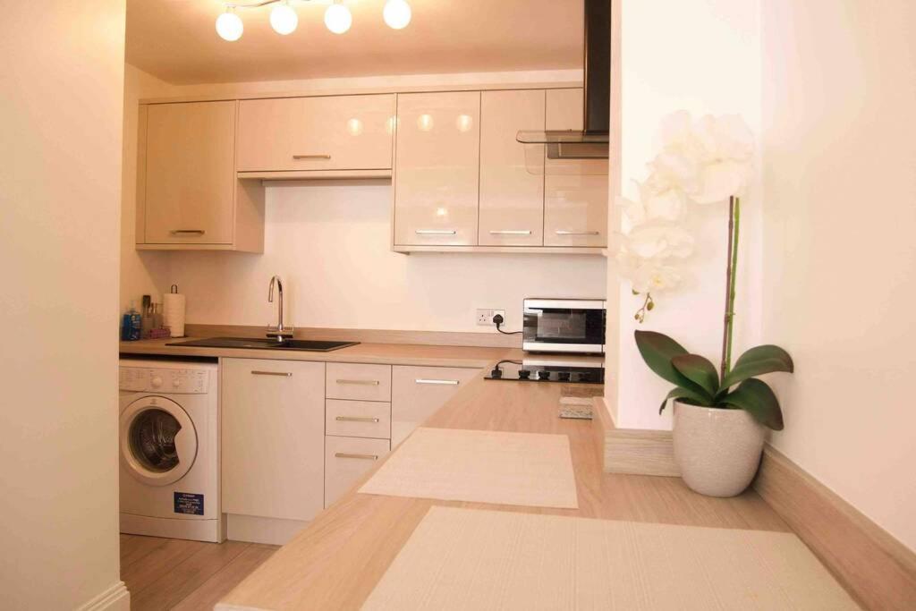 York City Centre, Recently Renovated 2 Bedroom Flat Buitenkant foto